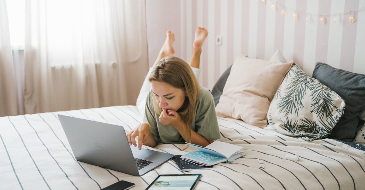 15 Best Digital Side Hustles for Beginners with Full-Time Jobs in 2025